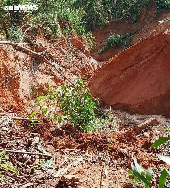 Cận cảnh đường đứt gãy tạo hố sâu 35m, cả thôn ở Quảng Ngãi bị chia cắt- Ảnh 2.