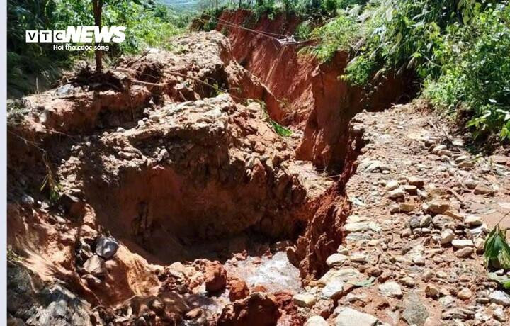Cận cảnh đường đứt gãy tạo hố sâu 35m, cả thôn ở Quảng Ngãi bị chia cắt- Ảnh 8.