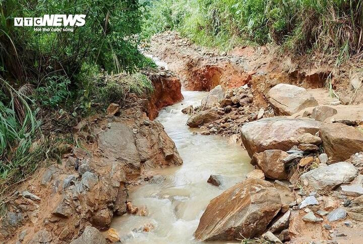 Cận cảnh đường đứt gãy tạo hố sâu 35m, cả thôn ở Quảng Ngãi bị chia cắt- Ảnh 4.