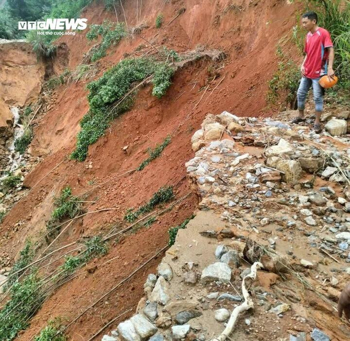 Cận cảnh đường đứt gãy tạo hố sâu 35m, cả thôn ở Quảng Ngãi bị chia cắt- Ảnh 7.