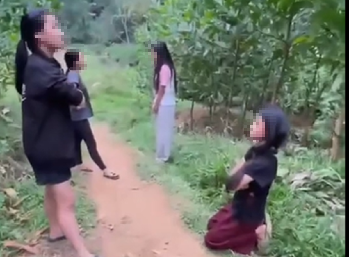 Xôn xao clip nhóm nữ sinh hành hung 2 em nhỏ, bắt quỳ gối- Ảnh 2.