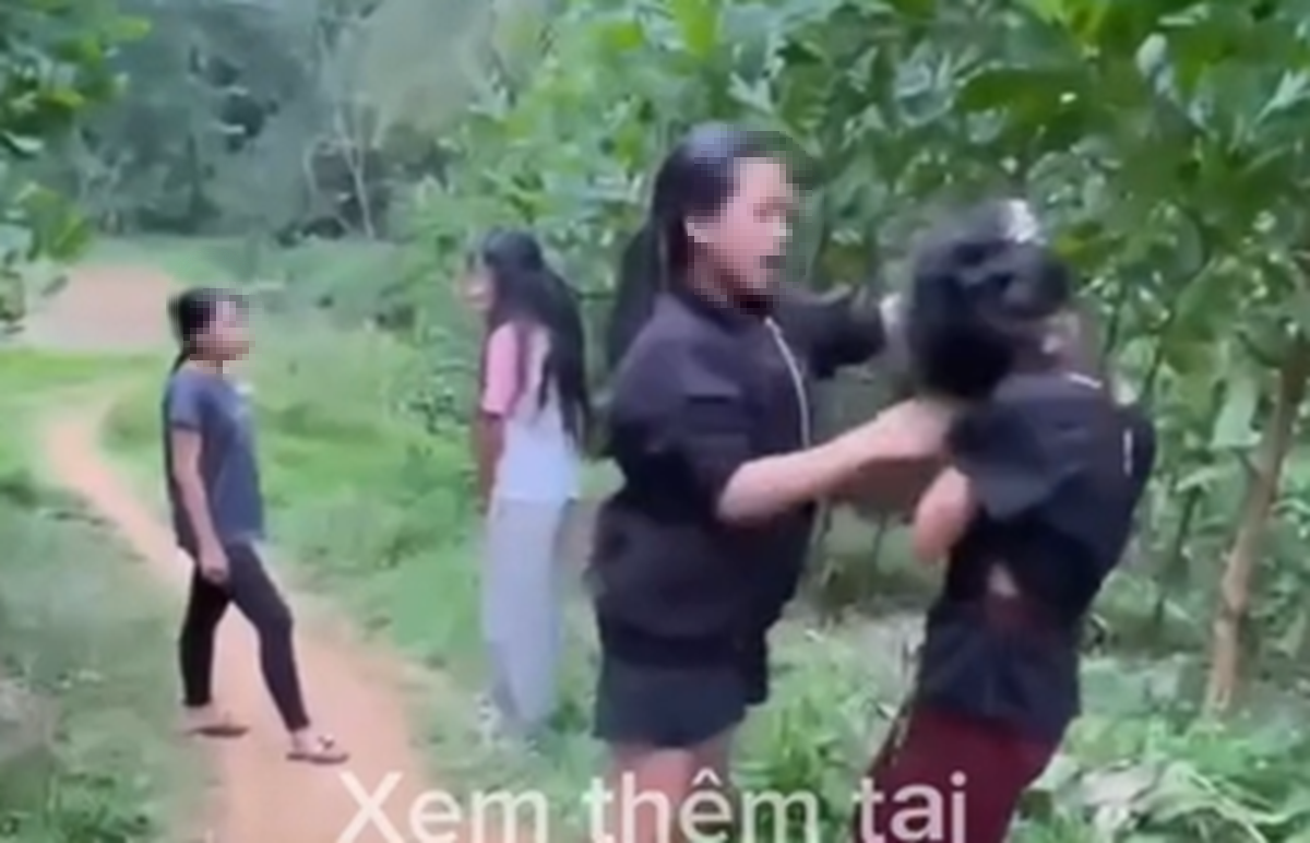 Xôn xao clip nhóm nữ sinh hành hung 2 em nhỏ, bắt quỳ gối- Ảnh 1.