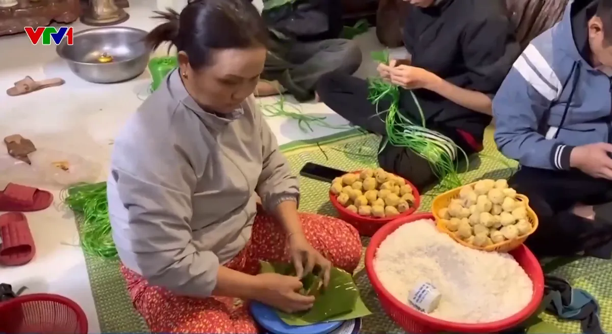 Người dân TP Huế gói bánh chưng, gom thực phẩm, chăn màn cứu trợ người dân vùng lũ - Ảnh 1.