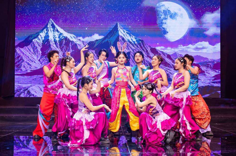 Ca sĩ Nguyễn Ngọc Kim Cương bật khóc, ôm chặt lấy bố- Ảnh 4.