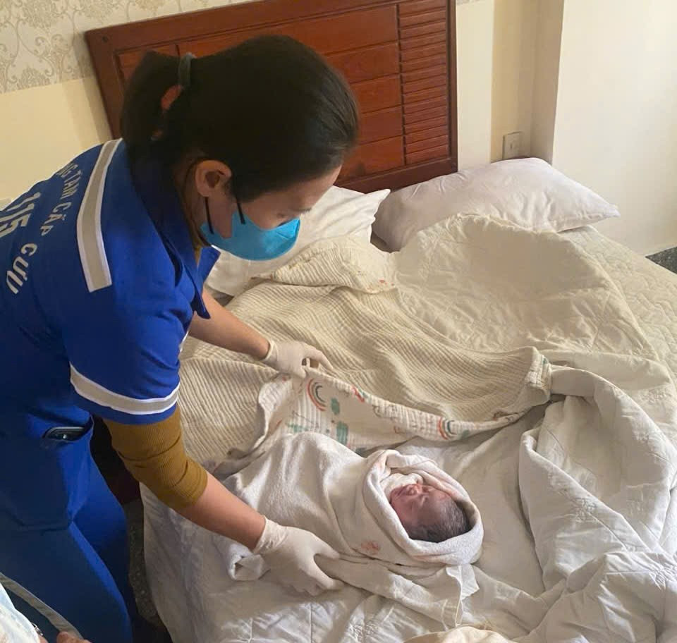 Chỉ kịp mặc đúng bộ đồ rồi chạy lũ, hơn 200 người được khách sạn mở cửa cưu mang giữa đêm nước lên cuồn cuộn- Ảnh 3.