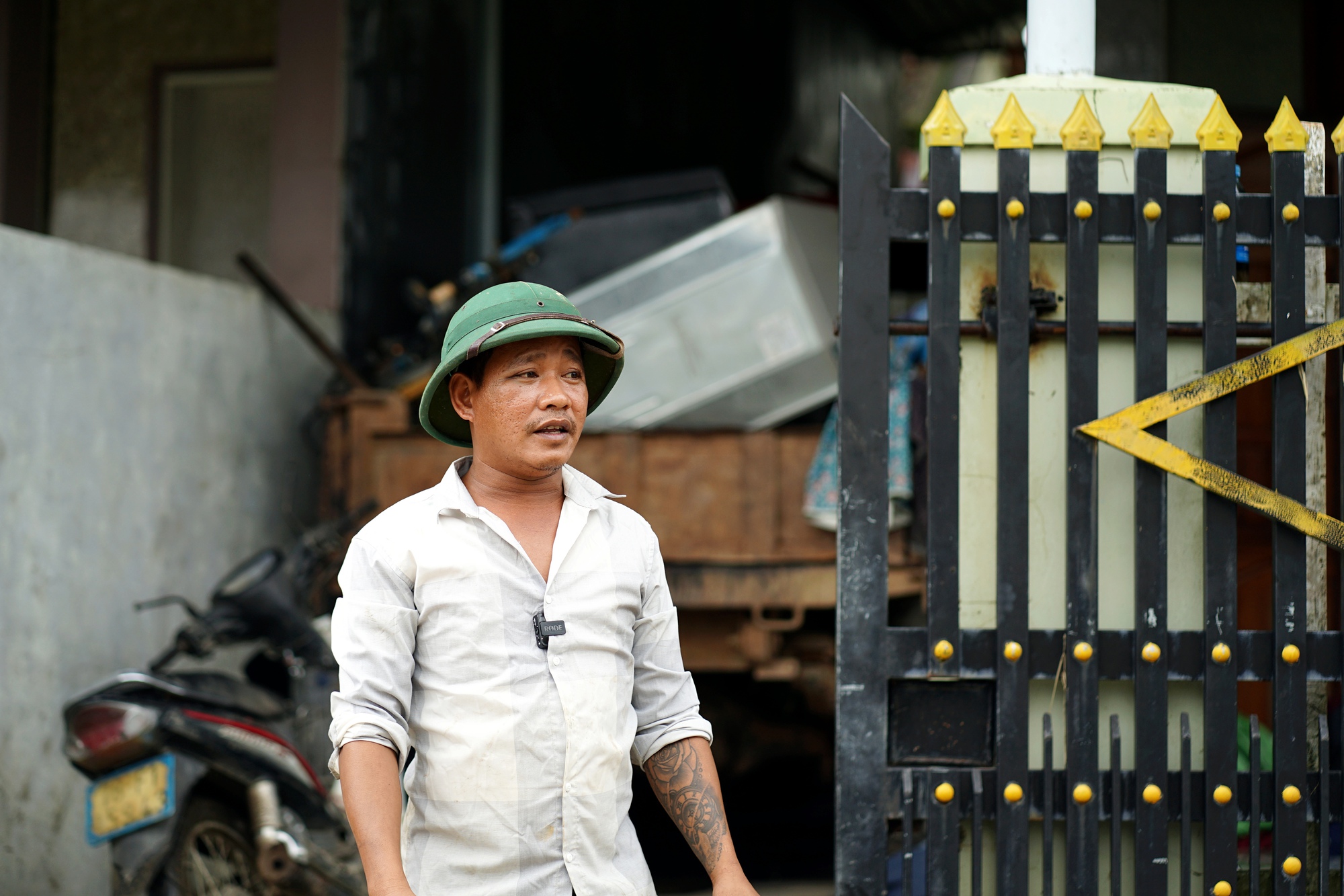 Nhóm "người hùng" đập mái ngói, dùng xuồng nhôm cứu gần 60 người giữa lũ dữ- Ảnh 1. Nhóm "người hùng" đập mái ngói, dùng xuồng nhôm cứu gần 60 người giữa lũ dữ- Ảnh 1.