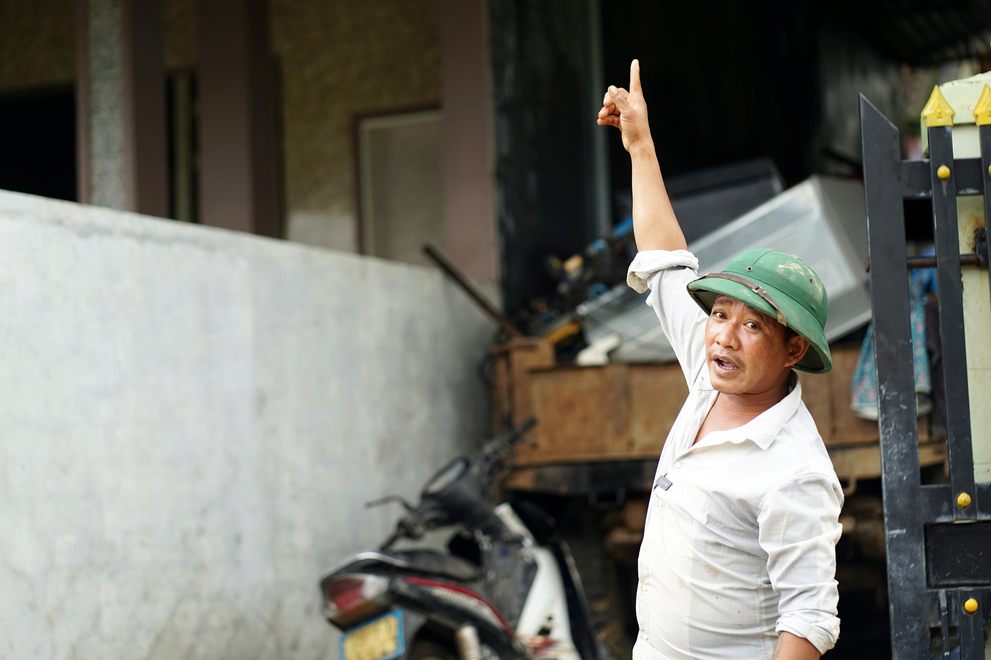 Nhóm "người hùng" đập mái ngói, dùng xuồng nhôm cứu gần 60 người giữa lũ dữ- Ảnh 3. Nhóm "người hùng" đập mái ngói, dùng xuồng nhôm cứu gần 60 người giữa lũ dữ- Ảnh 3.