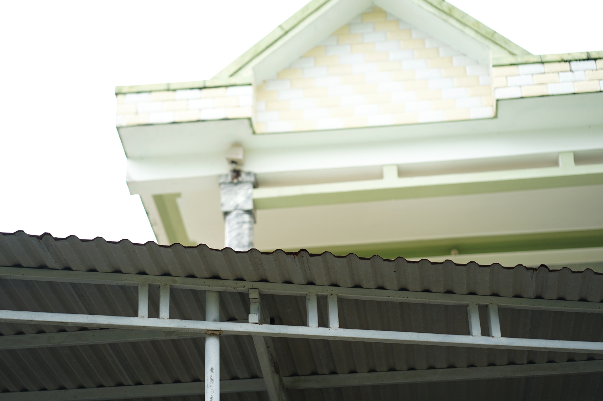 Nhóm "người hùng" đập mái ngói, dùng xuồng nhôm cứu gần 60 người giữa lũ dữ- Ảnh 4. Nhóm "người hùng" đập mái ngói, dùng xuồng nhôm cứu gần 60 người giữa lũ dữ- Ảnh 4.