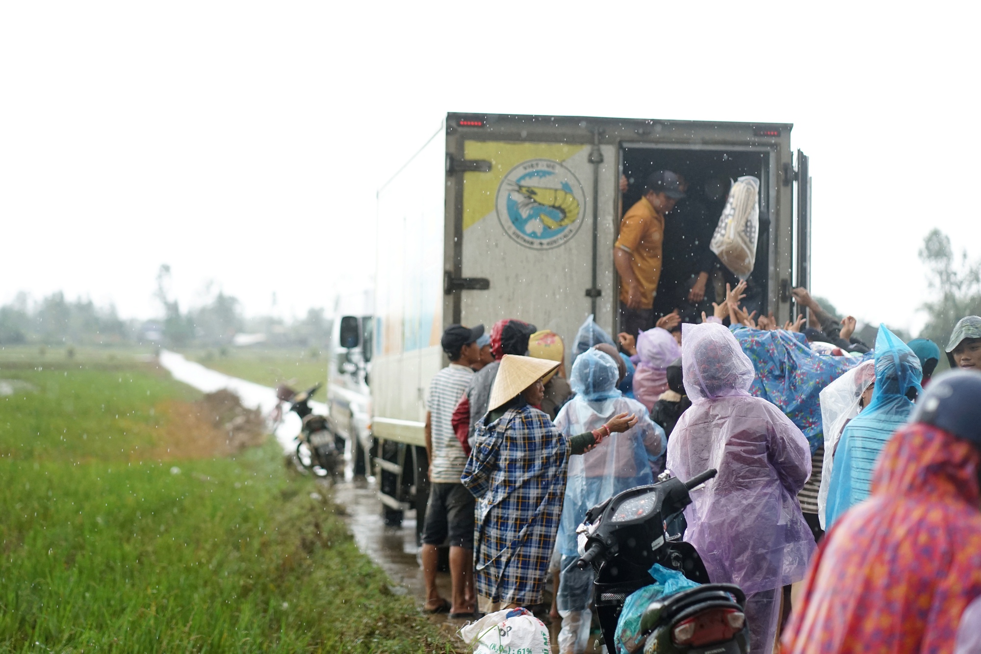 Rơi nước mắt nơi rốn lũ Hoà Thịnh: Người dân xếp hàng dài chờ nhận đồ từ thiện, chỉ mong xin được vài bộ quần áo khô để mặc qua ngày- Ảnh 2.