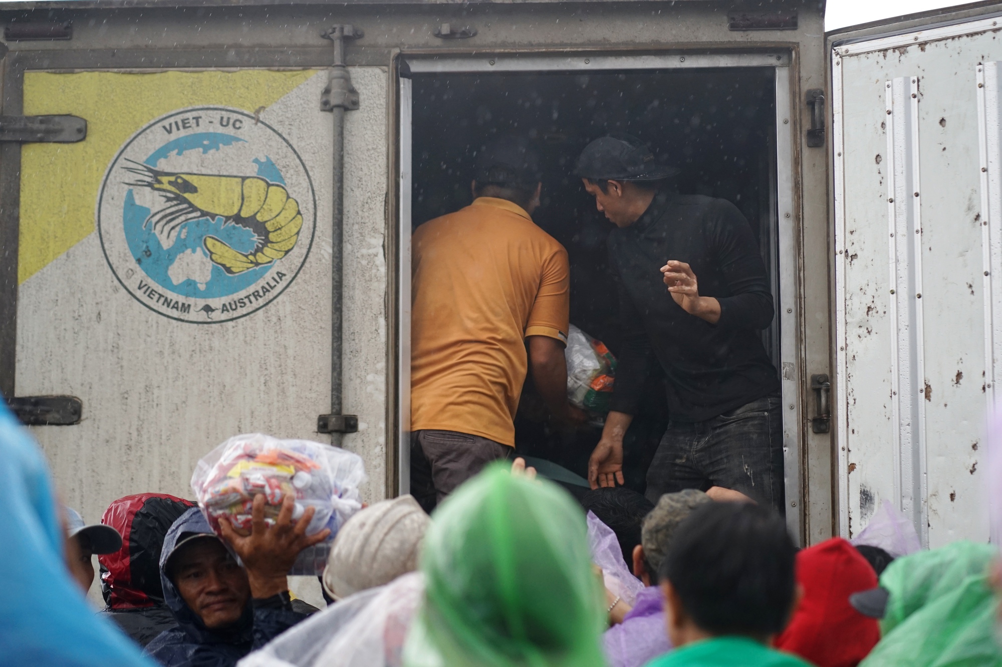 Rơi nước mắt nơi rốn lũ Hoà Thịnh: Người dân xếp hàng dài chờ nhận đồ từ thiện, chỉ mong xin được vài bộ quần áo khô để mặc qua ngày- Ảnh 6.