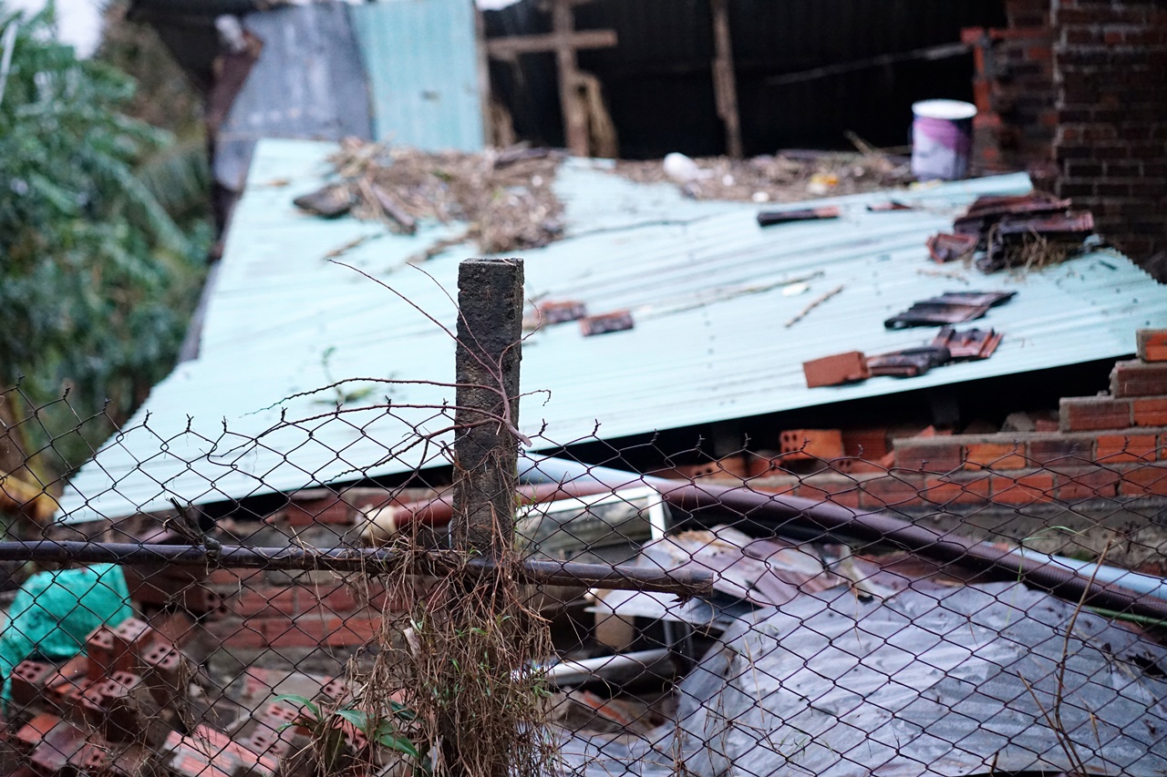 Chưa trả hết nợ ngân hàng, ngôi nhà đã bị “vò nát” trong dòng lũ: Người đàn ông chết lặng giữa đống gạch vụn- Ảnh 7. Chưa trả hết nợ ngân hàng, ngôi nhà đã bị “vò nát” trong dòng lũ: Người đàn ông chết lặng giữa đống gạch vụn- Ảnh 7.