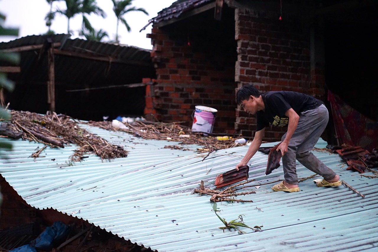 Chưa trả hết nợ ngân hàng, ngôi nhà đã bị “vò nát” trong dòng lũ: Người đàn ông chết lặng giữa đống gạch vụn- Ảnh 3. Chưa trả hết nợ ngân hàng, ngôi nhà đã bị “vò nát” trong dòng lũ: Người đàn ông chết lặng giữa đống gạch vụn- Ảnh 3.