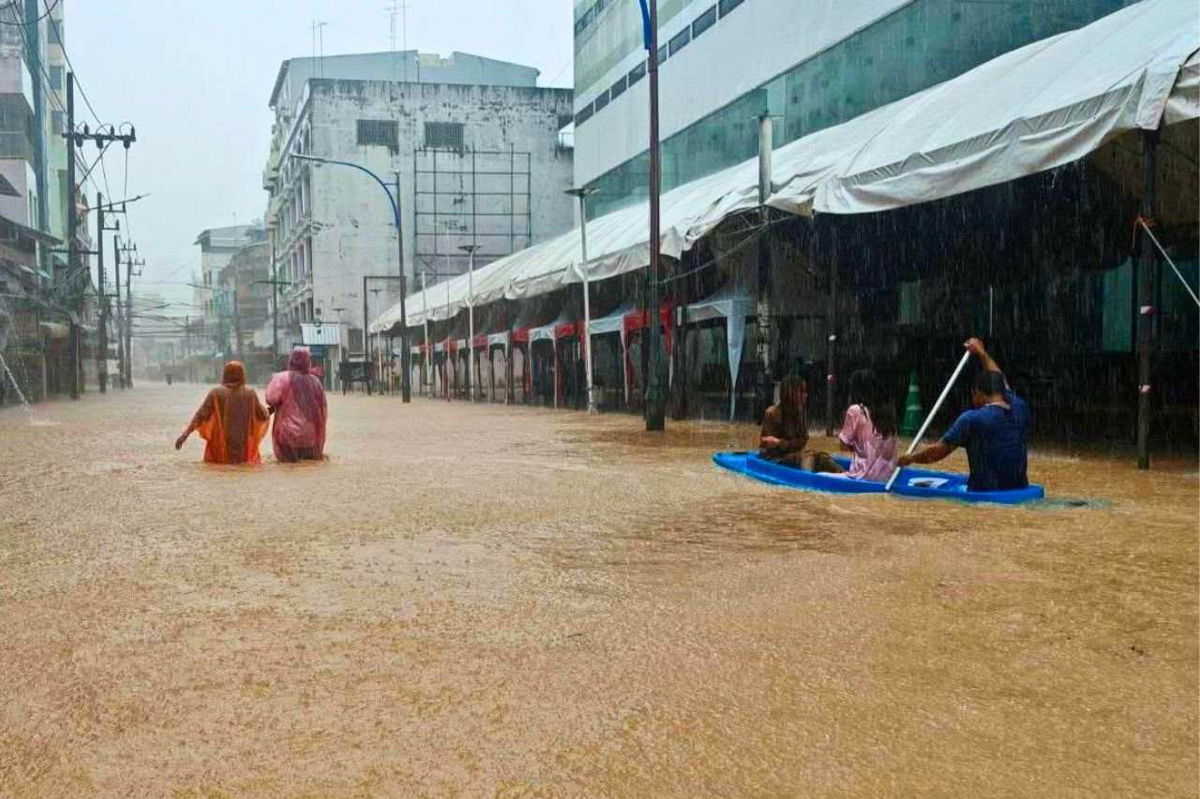 Khoảnh khắc cột điện phát nổ kinh hoàng khi rơi xuống dòng nước lũ- Ảnh 2. Khoảnh khắc cột điện phát nổ kinh hoàng khi rơi xuống dòng nước lũ- Ảnh 2.