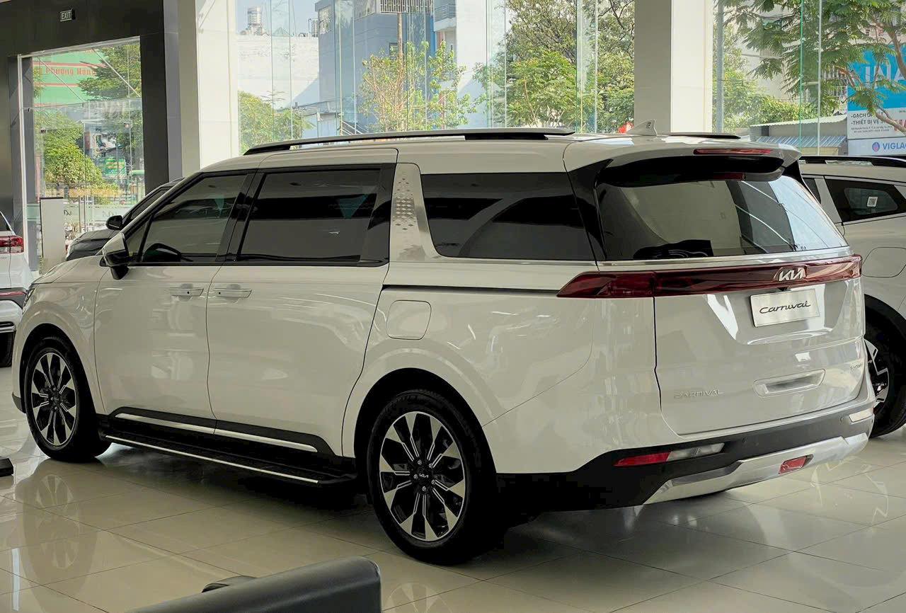 Kia Carnival giảm giá tới 100 triệu tại đại lý, giá thực tế chỉ ngang xe đã qua sử dụng- Ảnh 4.