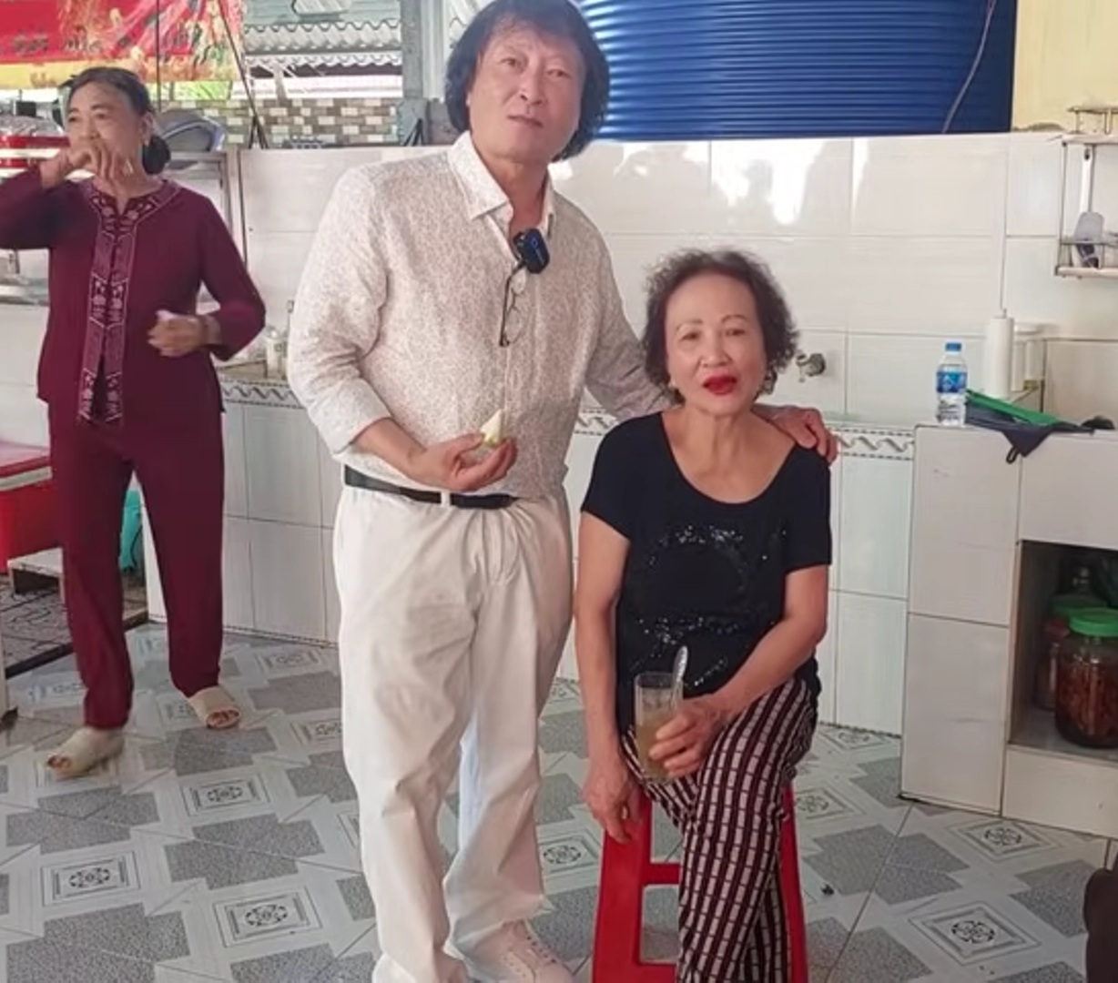 Em trai NSND Minh Vương về nước gặp anh, nói cuộc sống ở nước ngoài- Ảnh 3.