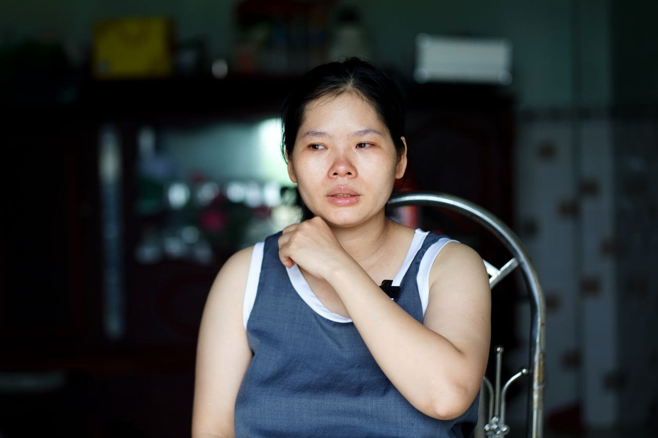 Mẹ bầu &ocirc;m 3 con chạy lũ, chen c&ugrave;ng 70 người trong một ng&ocirc;i nh&agrave;: "Bọn trẻ hoảng loạn, đứa lớn đứa nhỏ đều kh&oacute;c"- Ảnh 1.