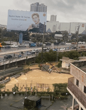 Khoảnh khắc cột điện phát nổ kinh hoàng khi rơi xuống dòng nước lũ- Ảnh 3. Khoảnh khắc cột điện phát nổ kinh hoàng khi rơi xuống dòng nước lũ- Ảnh 3.