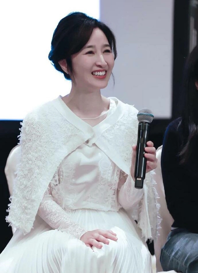 Quan Vịnh Hà 61 trẻ như 41: Bí quyết trẻ lâu gói gọn trong 5 từ, có nước "chống già" mọi phụ nữ nên dùng vào mùa đông để tăng collagen- Ảnh 2.