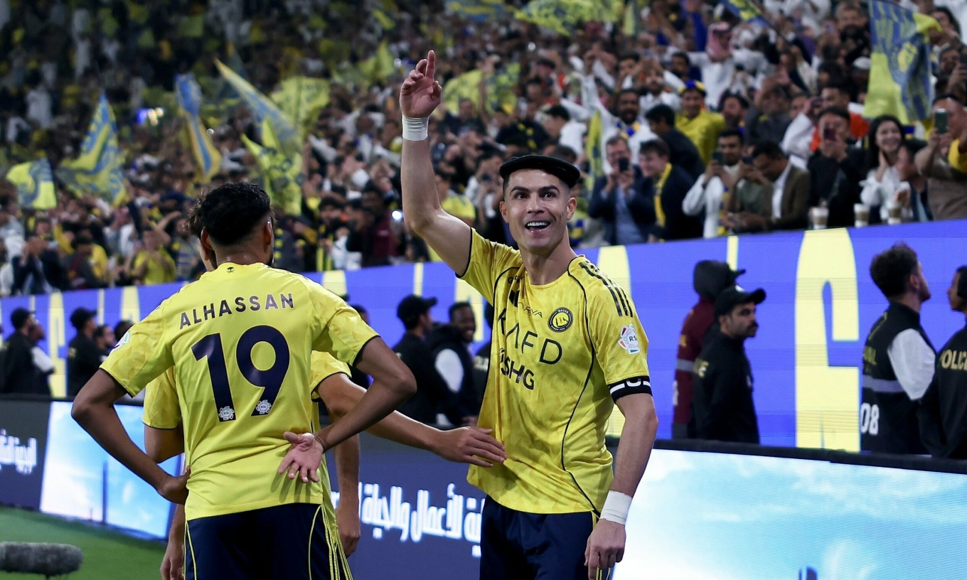 Ronaldo lập siêu phẩm 