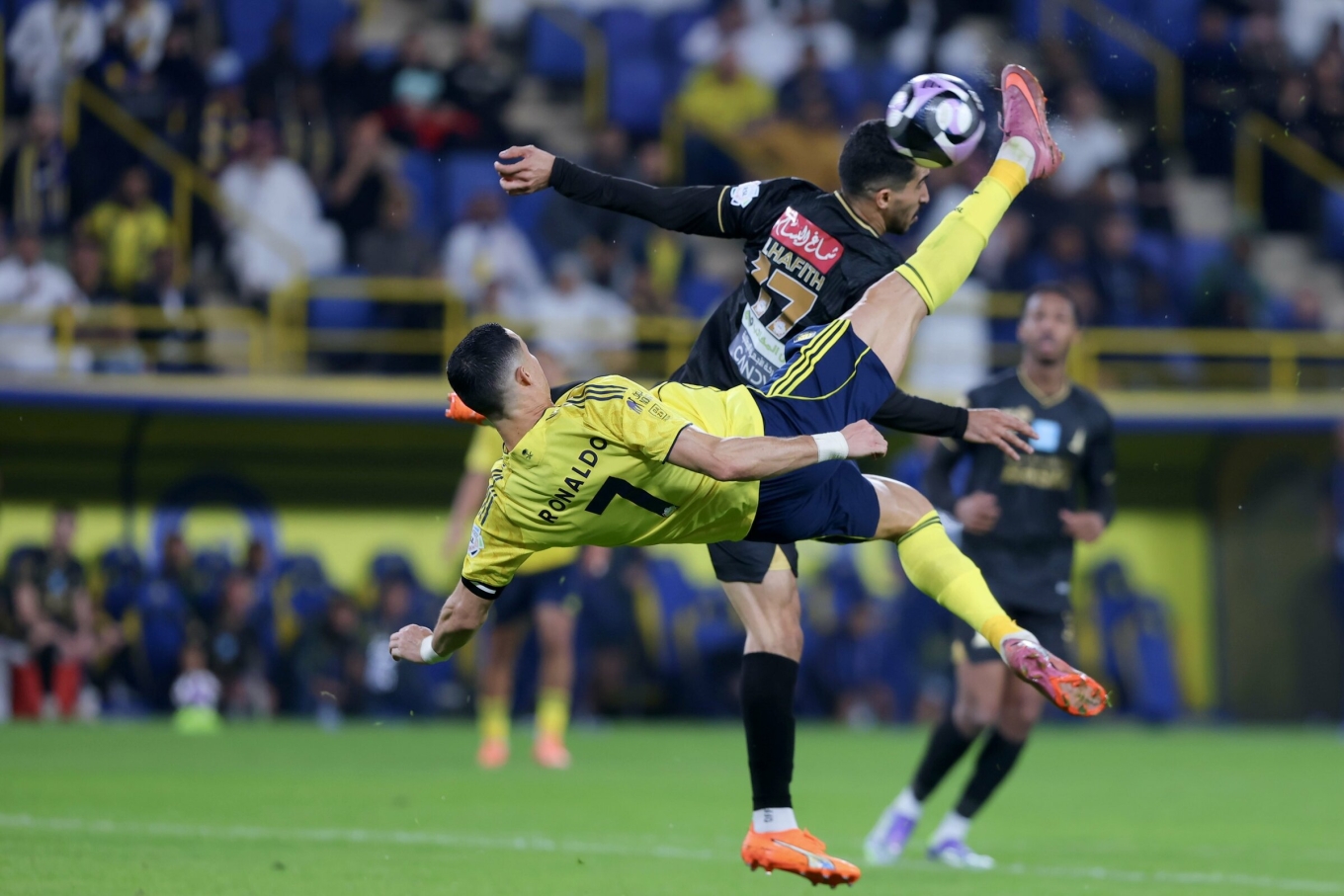 Ronaldo lập siêu phẩm 