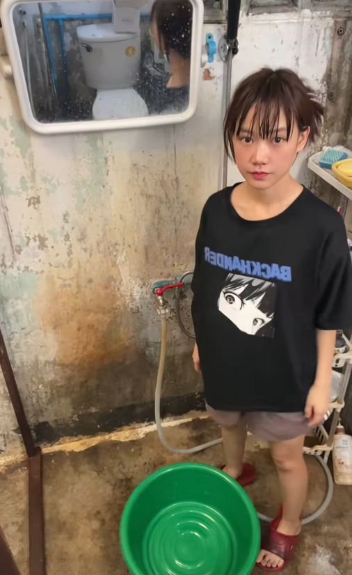 Cuộc sống kì lạ trong toilet 5m2 hút hàng triệu người- Ảnh 2.