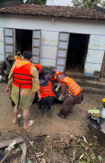 4 ngày không liên lạc được với cha mẹ, con gái đau đớn với cảnh tượng trong góc nhà- Ảnh 2. 4 ngày không liên lạc được với cha mẹ, con gái đau đớn với cảnh tượng trong góc nhà- Ảnh 2.