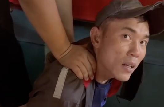 Clip Công an 2 phường ở TPHCM phối hợp bắt một tên trộm- Ảnh 1. Clip Công an 2 phường ở TPHCM phối hợp bắt một tên trộm- Ảnh 1.