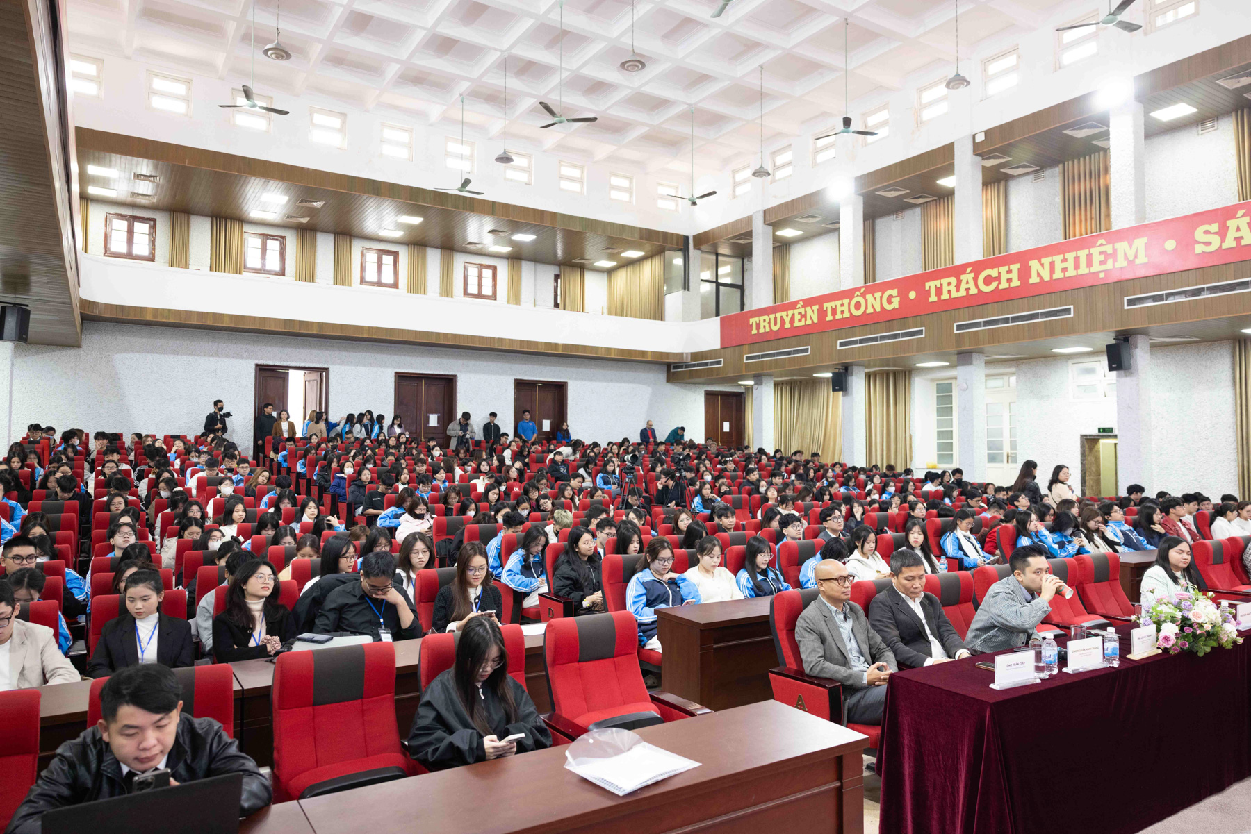 Một buổi sáng đầy nhiệt huyết Chuyển đổi xanh cùng Green Voices tại trường Đại học Thương mại- Ảnh 7. Một buổi sáng đầy nhiệt huyết Chuyển đổi xanh cùng Green Voices tại trường Đại học Thương mại- Ảnh 7.