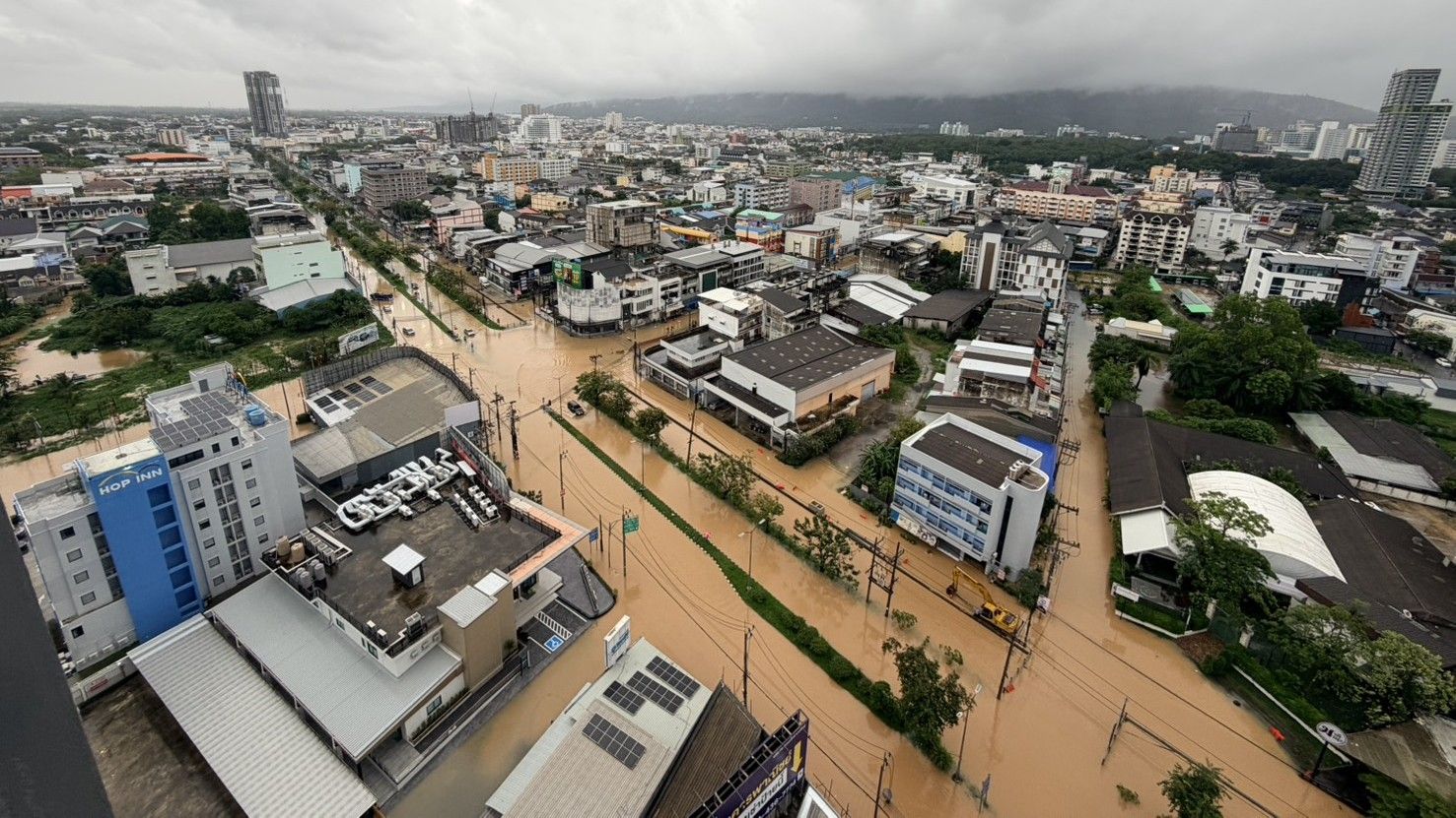 Thảm cảnh lũ lụt tại Th&aacute;i Lan: Nước d&acirc;ng tận m&aacute;i nh&agrave;, h&agrave;ng ng&agrave;n du kh&aacute;ch mắc kẹt, ch&iacute;nh quyền tuy&ecirc;n bố v&ugrave;ng thảm họa- Ảnh 2.