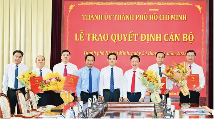 Trao quyết định phê chuẩn kết quả bầu Phó Chủ tịch HĐND, Phó Chủ tịch UBND TPHCM- Ảnh 2.