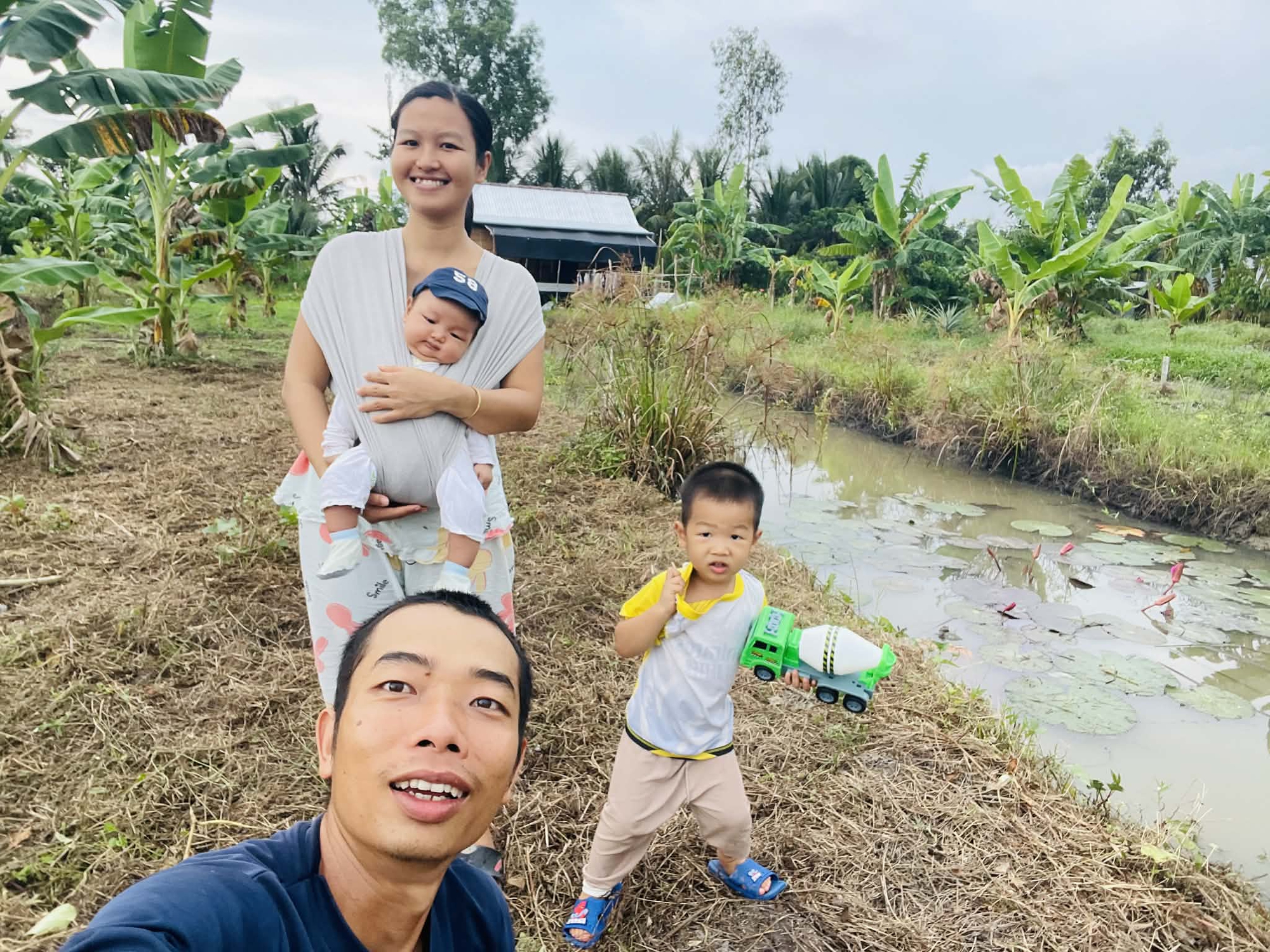 Từng sống trong căn ph&ograve;ng trọ chật chội ở th&agrave;nh phố, vợ chồng trẻ quyết định về qu&ecirc; để con c&oacute; tuổi thơ trọn vẹn- Ảnh 2.