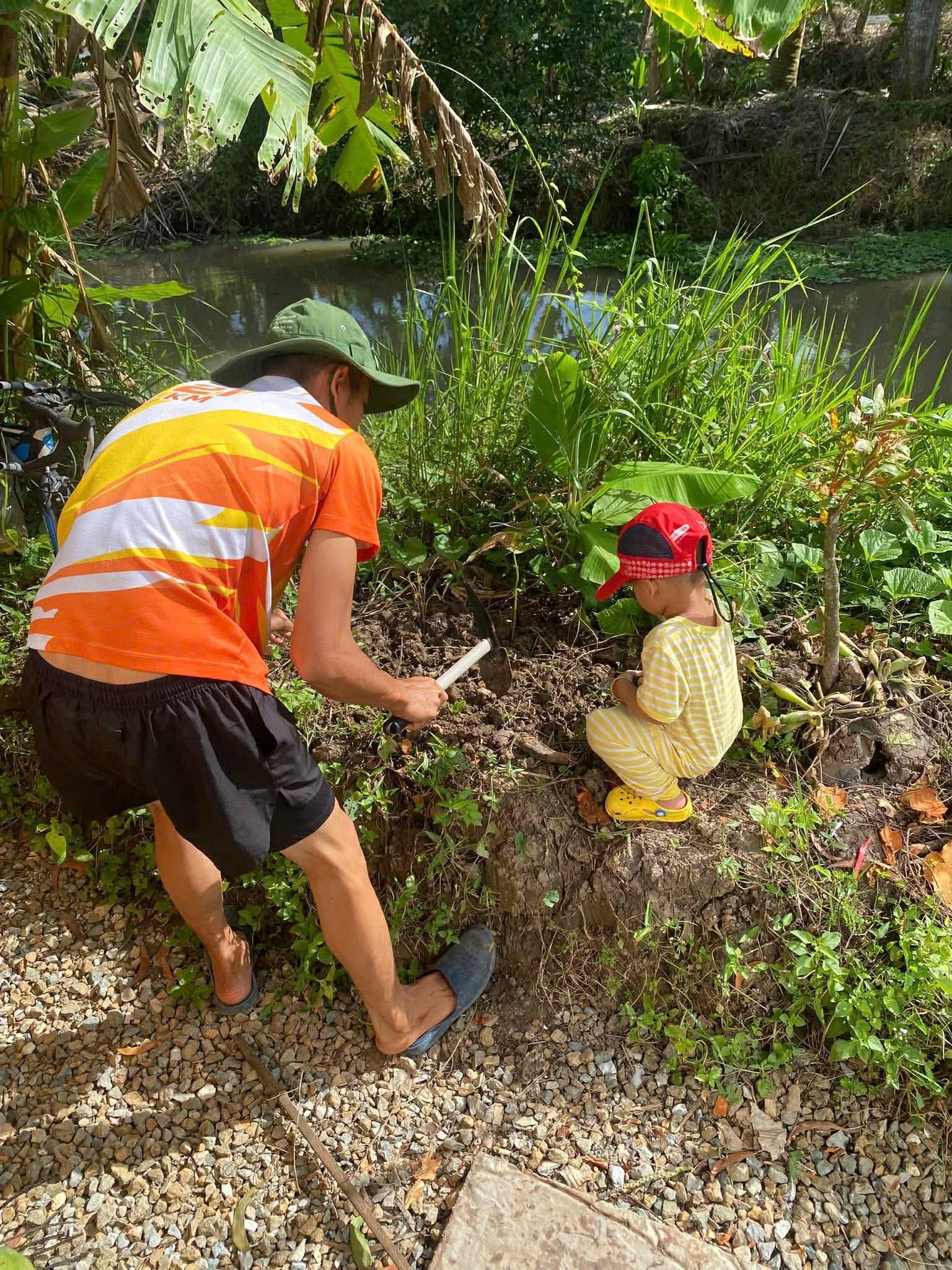 Từng sống trong căn ph&ograve;ng trọ chật chội ở th&agrave;nh phố, vợ chồng trẻ quyết định về qu&ecirc; để con c&oacute; tuổi thơ trọn vẹn- Ảnh 8.