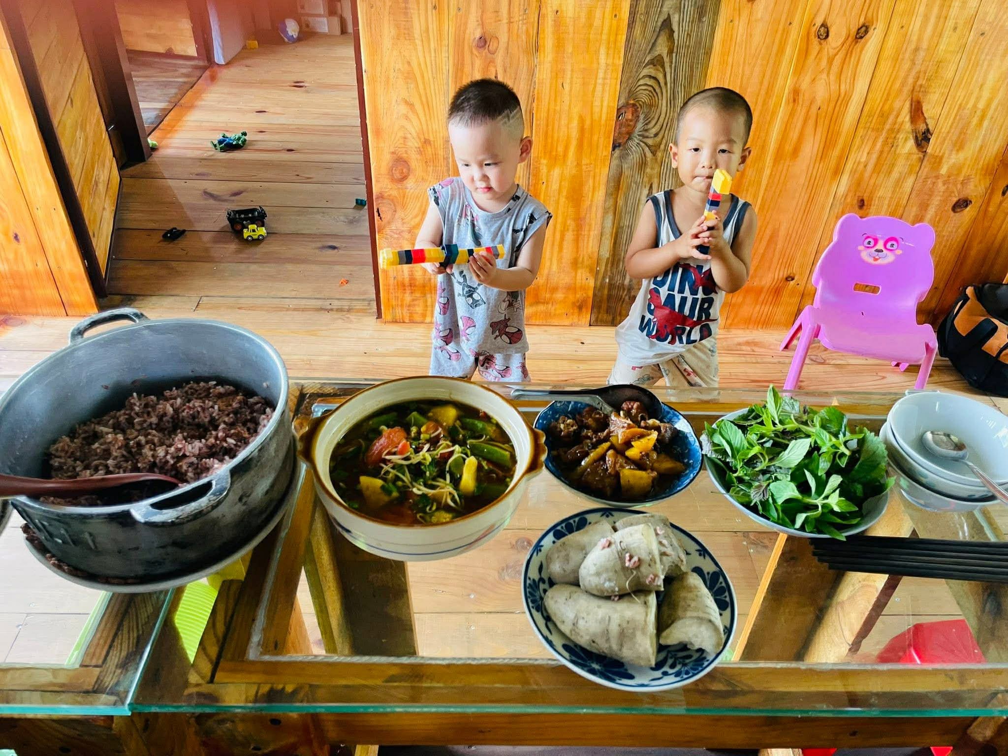 Từng sống trong căn ph&ograve;ng trọ chật chội ở th&agrave;nh phố, vợ chồng trẻ quyết định về qu&ecirc; để con c&oacute; tuổi thơ trọn vẹn- Ảnh 9.