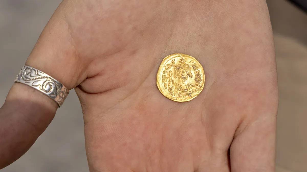 Tình cờ đi ngang một tảng đá lớn, người phụ nữ bất ngờ phát hiện 97 đồng tiền vàng nguyên chất cùng hàng chục món trang sức tinh xảo- Ảnh 2.