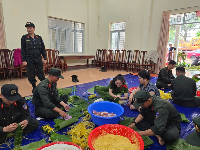 Gói hàng ngàn bánh chưng , bánh tét cứu trợ lũ lụt cho đồng bào Đắk Lắk - Ảnh 2.