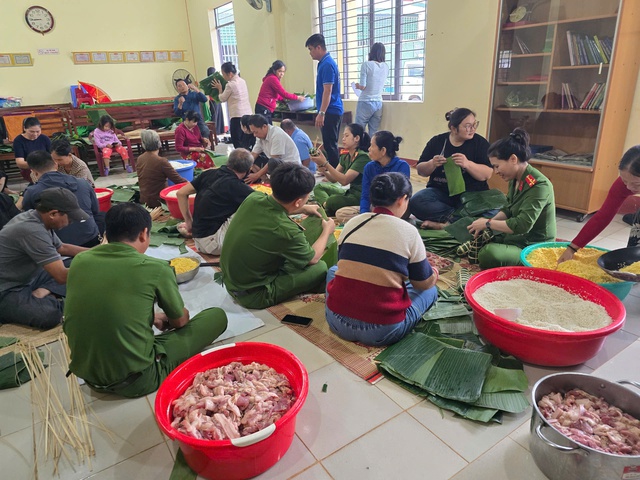 Gói hàng ngàn bánh chưng , bánh tét cứu trợ lũ lụt cho đồng bào Đắk Lắk - Ảnh 1.