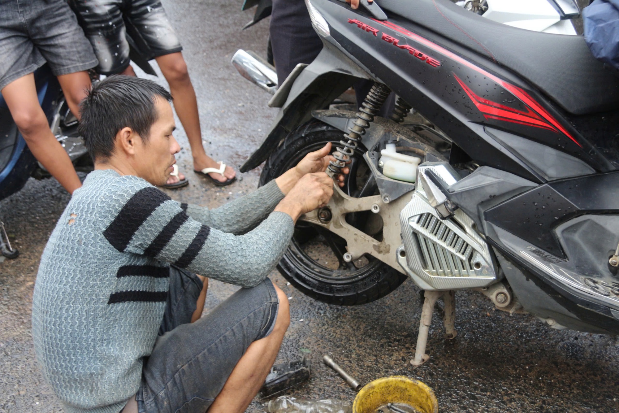 Cảnh người dân Đắk Lắk ùn ùn đi sửa xe sau lũ dữ- Ảnh 2. Cảnh người dân Đắk Lắk ùn ùn đi sửa xe sau lũ dữ- Ảnh 2.