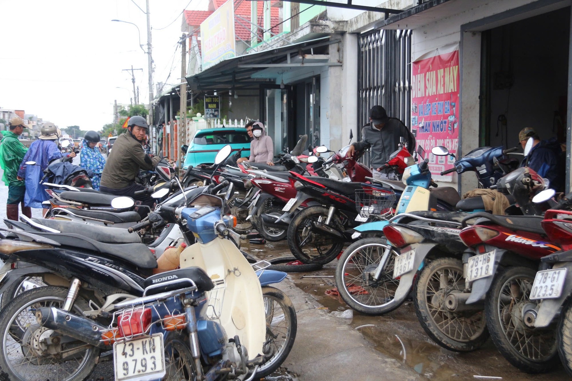 Cảnh người dân Đắk Lắk ùn ùn đi sửa xe sau lũ dữ- Ảnh 1. Cảnh người dân Đắk Lắk ùn ùn đi sửa xe sau lũ dữ- Ảnh 1.