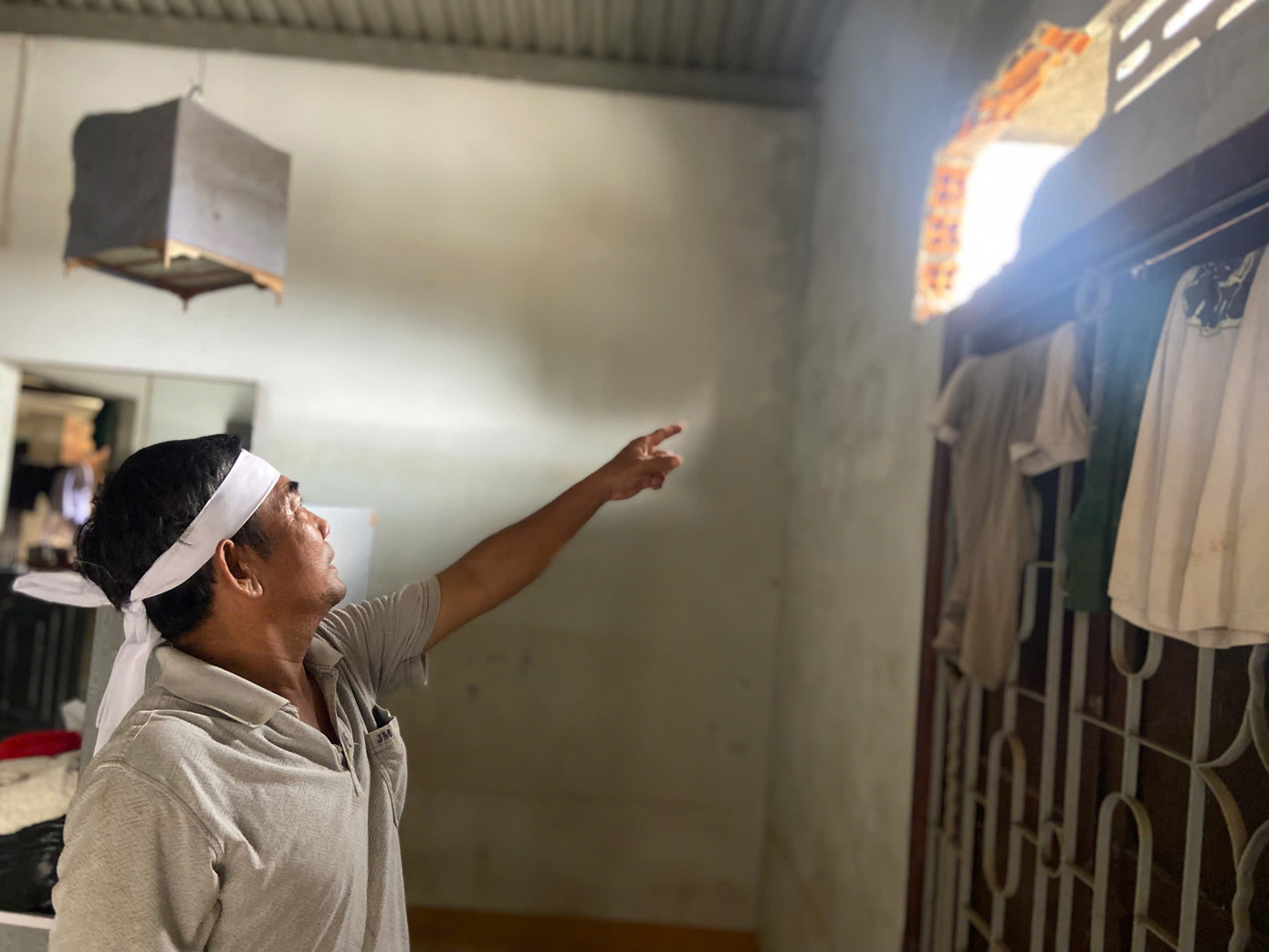 Ký ức kinh hoàng: Đục tường, 50 người bám trên nóc nhà 3 ngày trong lũ lịch sử- Ảnh 2.