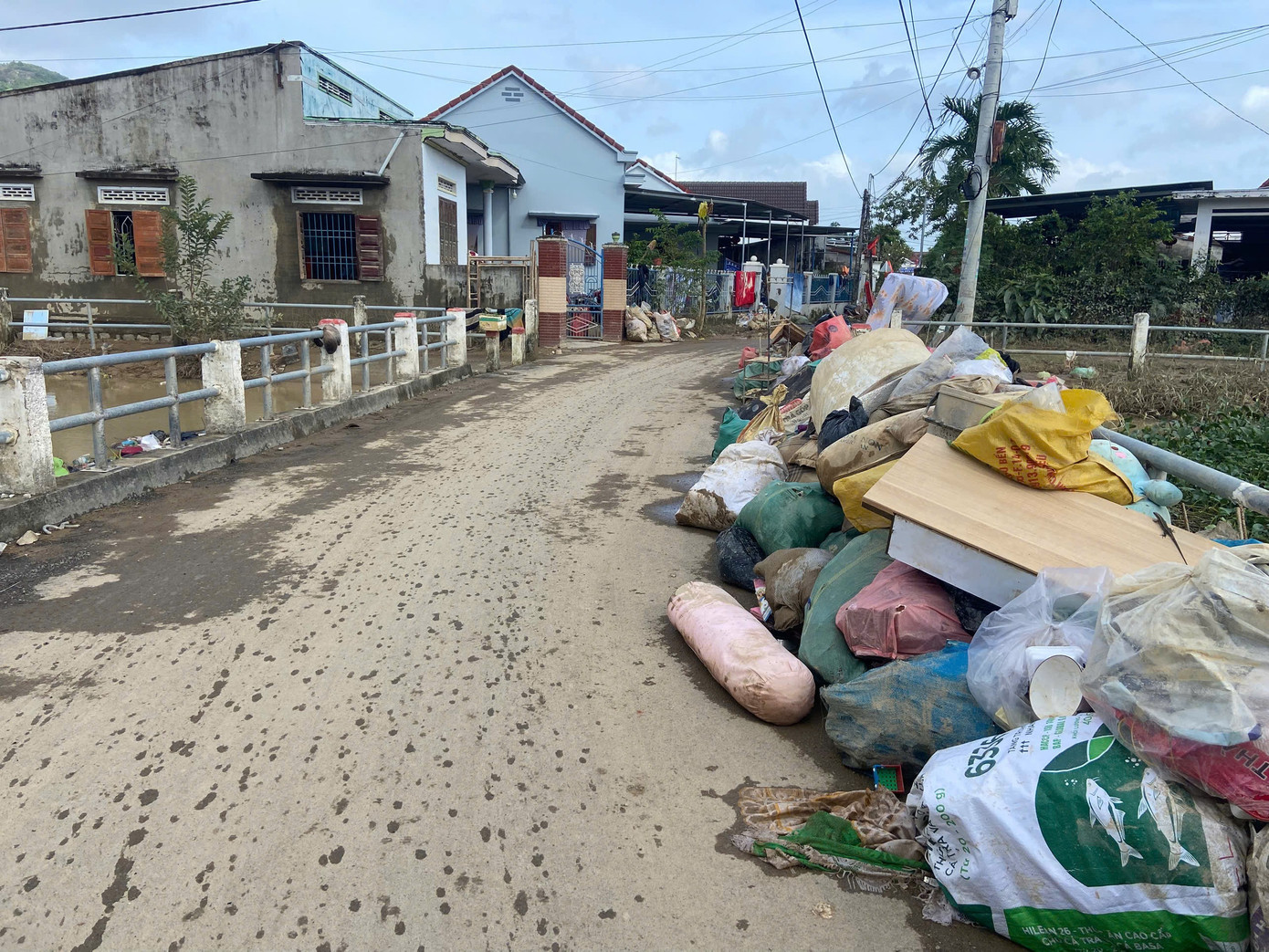 Ký ức kinh hoàng: Đục tường, 50 người bám trên nóc nhà 3 ngày trong lũ lịch sử- Ảnh 1.