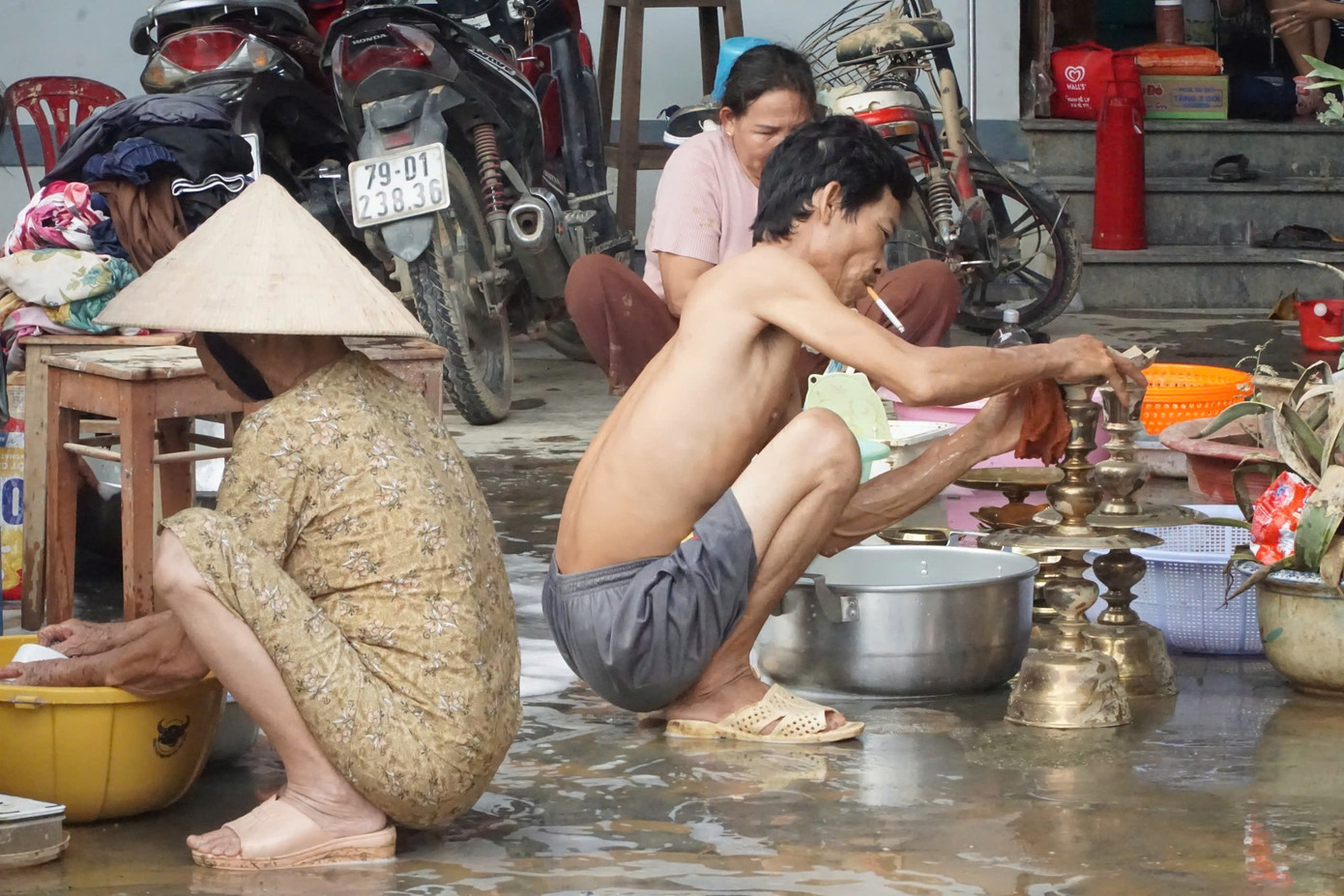 Ký ức kinh hoàng: Đục tường, 50 người bám trên nóc nhà 3 ngày trong lũ lịch sử- Ảnh 3.