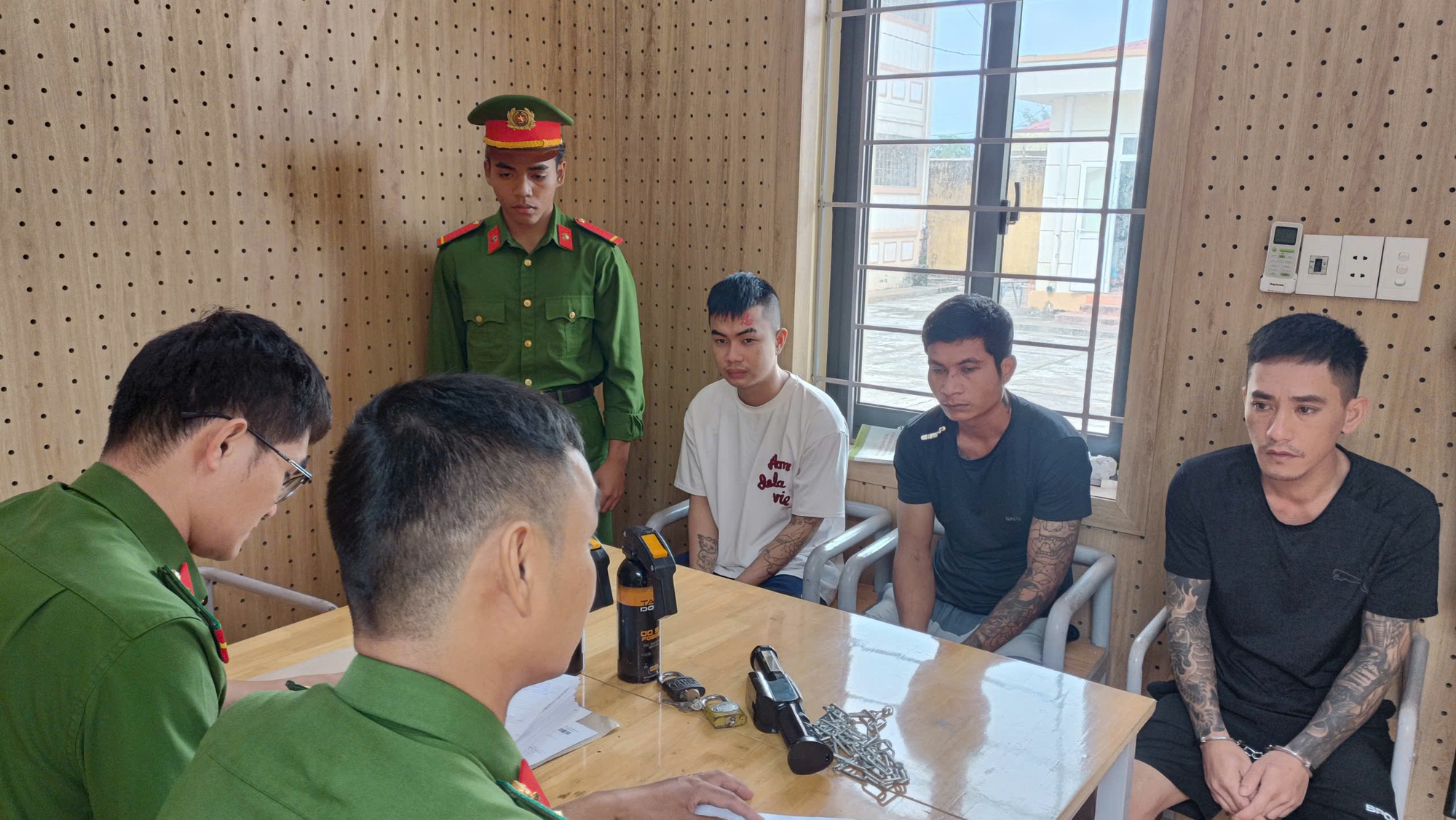 Nhóm đối tượng tra tấn nữ nhân viên quán karaoke vì "không nghe lời"- Ảnh 1. Nhóm đối tượng tra tấn nữ nhân viên quán karaoke vì "không nghe lời"- Ảnh 1.