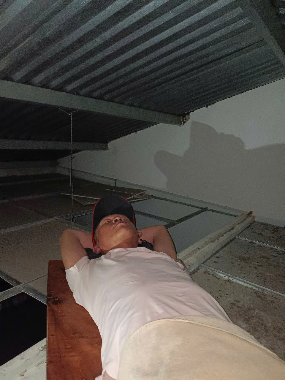 2 ngày 1 đêm “sinh tồn” trên trần nhà của người đàn ông Khánh Hoà- Ảnh 2. 2 ngày 1 đêm “sinh tồn” trên trần nhà của người đàn ông Khánh Hoà- Ảnh 2.