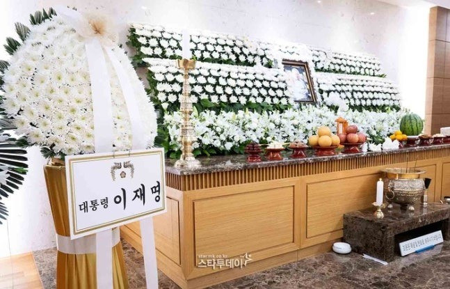 Dòng người đến viếng 'ông nội quốc dân'- Ảnh 1.