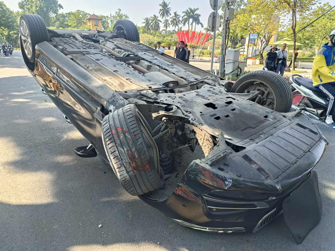 Hà Nội: Ô tô lật ngửa trên đường Hoàng Diệu sau khi đâm dải phân cách- Ảnh 2.