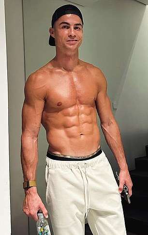 Con trai Beckham chế giễu Ronaldo sau màn phát ngôn gây sốc: Con trai Beckham chế giễu Ronaldo sau màn phát ngôn gây sốc: