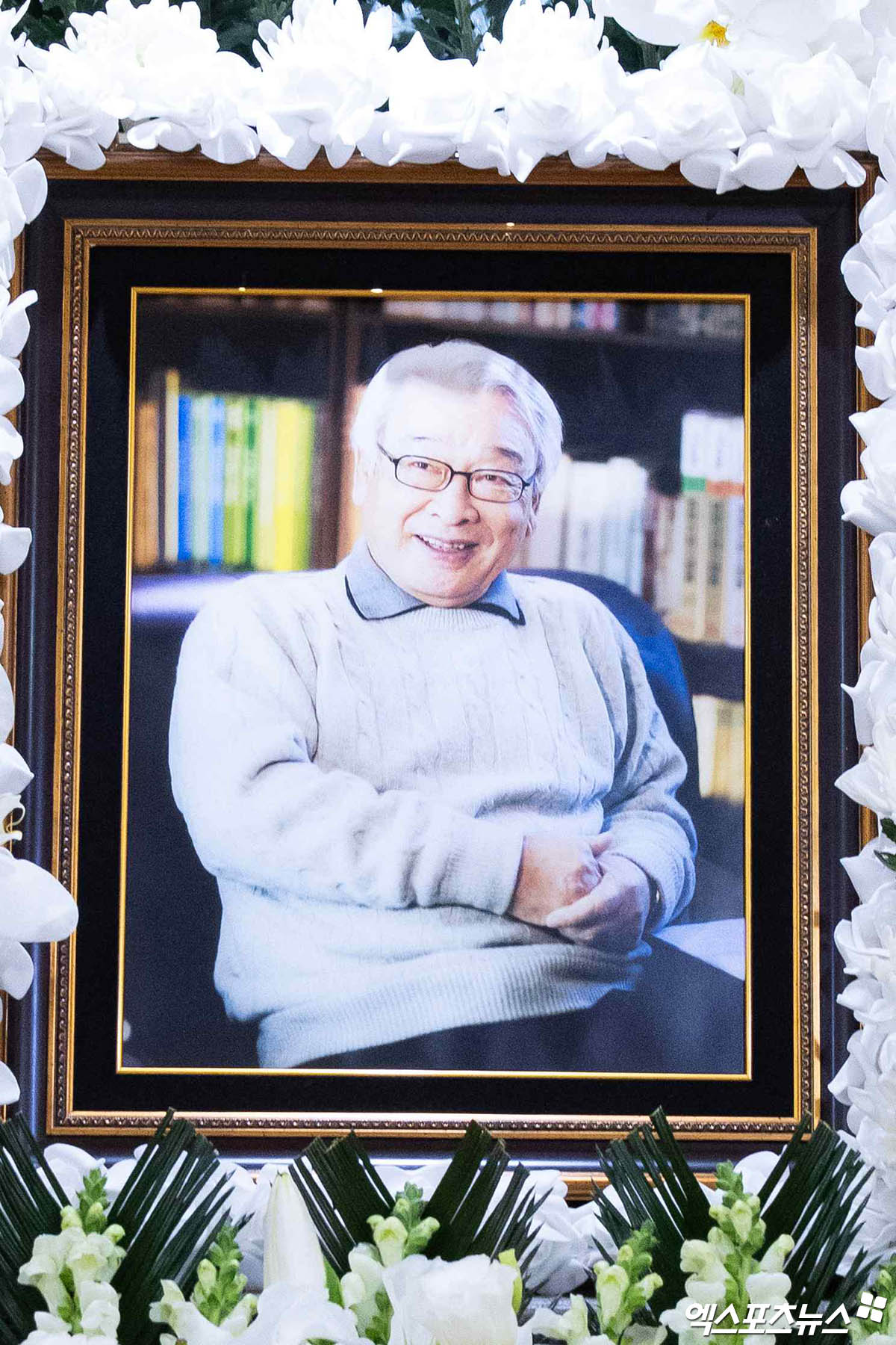 Tang lễ "ông nội quốc dân": Lee Seung Gi đến viếng đầu tiên, "bà nội quốc dân" cùng dàn sao gửi vòng hoa tiễn biệt- Ảnh 3.