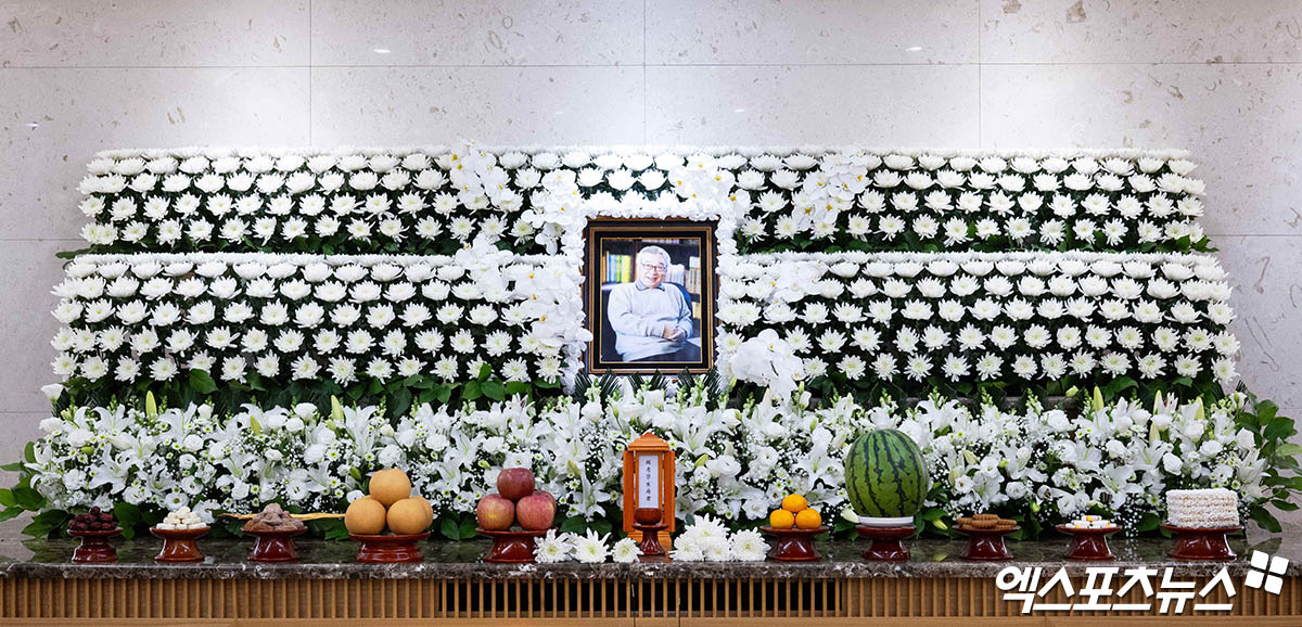 Tang lễ "ông nội quốc dân": Lee Seung Gi đến viếng đầu tiên, "bà nội quốc dân" cùng dàn sao gửi vòng hoa tiễn biệt- Ảnh 2.