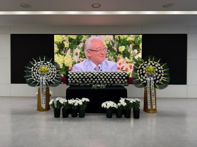 Dòng người đến viếng 'ông nội quốc dân'- Ảnh 6.