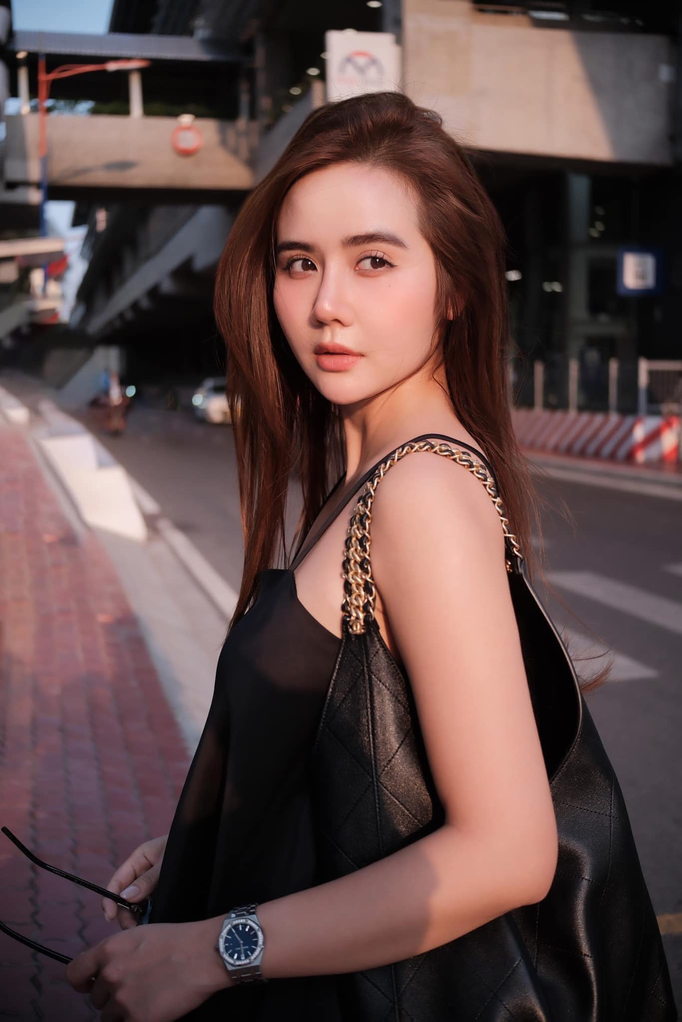 Đẹp như ti&ecirc;n m&agrave; đứng cạnh mỹ nh&acirc;n Vbiz n&agrave;y cũng phải l&eacute;p vế: Người đ&acirc;u sang khủng khiếp, mặc g&igrave; cũng th&agrave;nh trend- Ảnh 7.